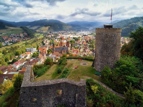Burg_Husen_neu.jpg