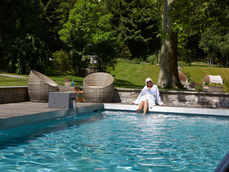 Frau_am_Aussenpool.jpg