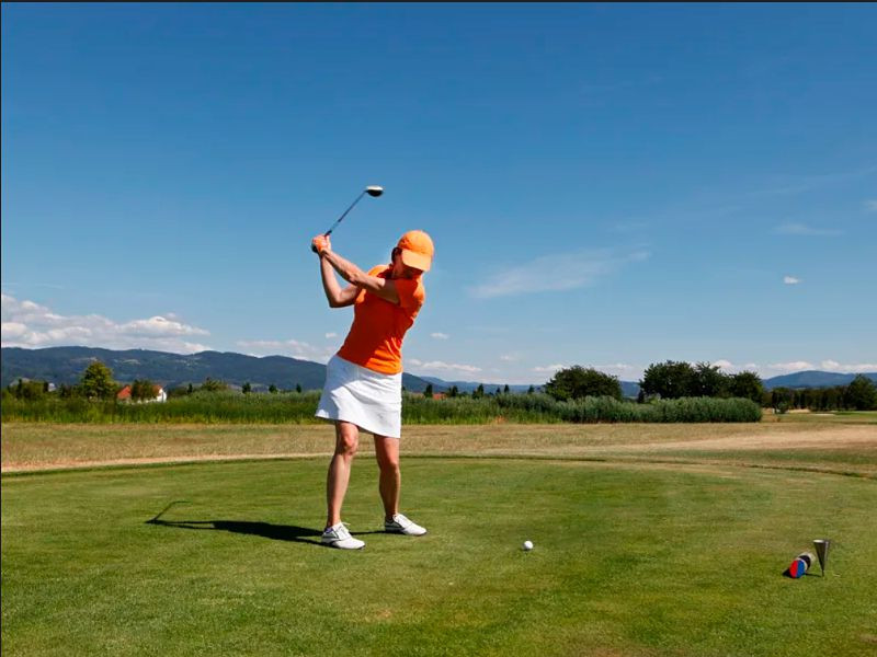 wh-gruener-baum-golf-frau-abschlag-900x600.jpg