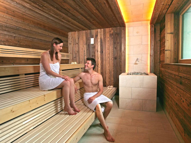 wh-gruener-baum-paar-sauna-2.jpg