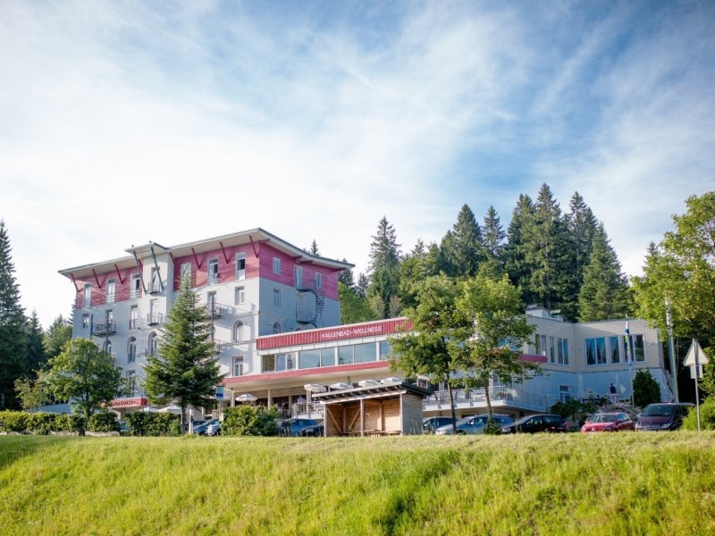 Waldhotel_Aussenansicht_sommer.jpg