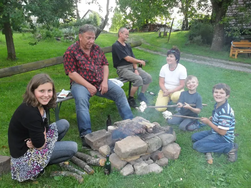 Kinder_beim_Grillen.webp