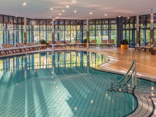 Parkhotel-Adler-Wellnesspavillon-Innenpool-mit-Blick-zum-Park.jpg