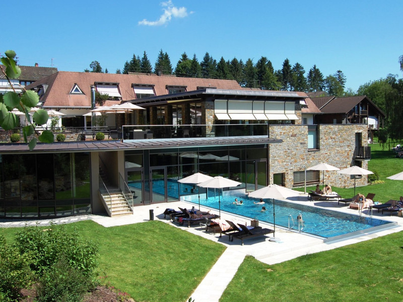 Aussenpool_Sommer.jpg