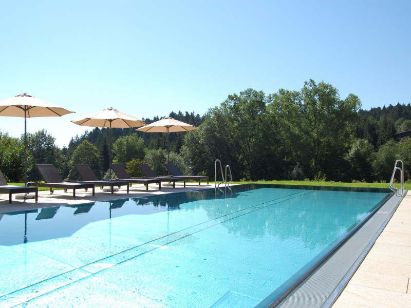 Aussenpool_Sommer1.jpg