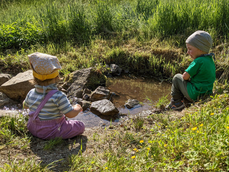 Kinder_am_Bach.jpg