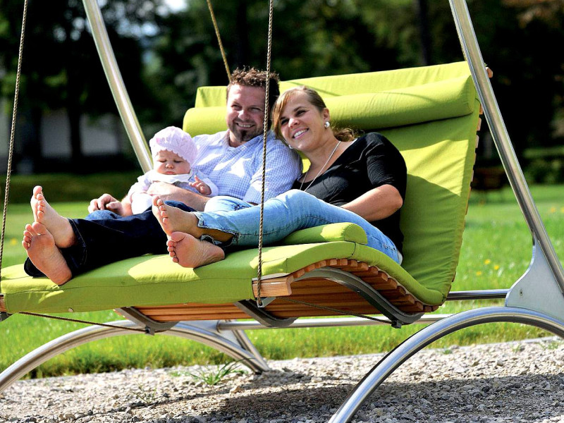 familie-auf-schaukel-1244x1244-heller.jpg