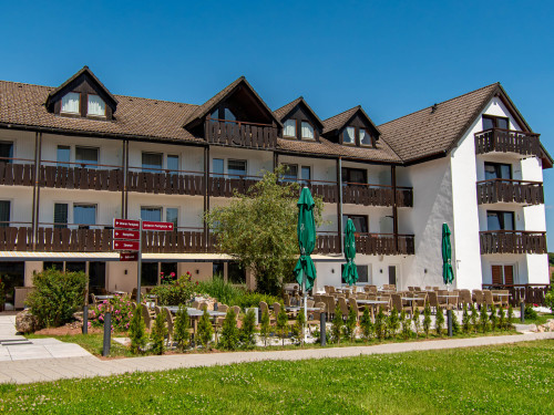 wellnesshotel_hohenrodt_aussen_hotelgebaeude_fassade_restaurantterrasse.jpg
