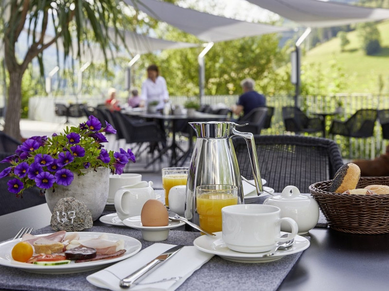 elzlandhotelpfauen-fruehstueck-sonnenterrasse-web.jpg