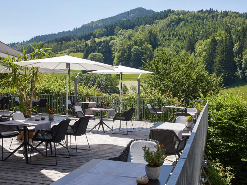 elzlandhotelpfauen-sonnenterrasse-web.jpg